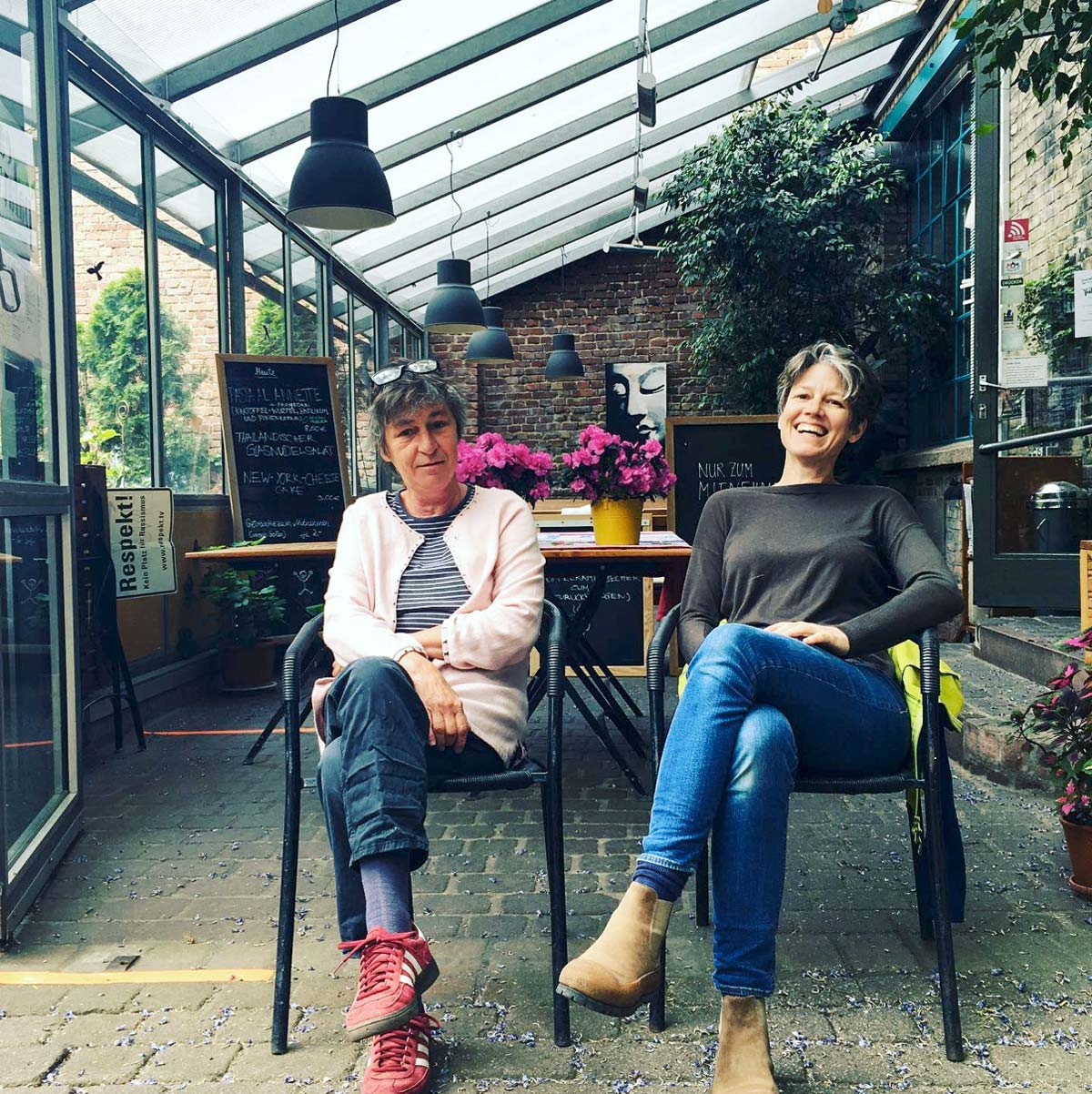 Bärbel und SHanta im Palaver-Wintergarten